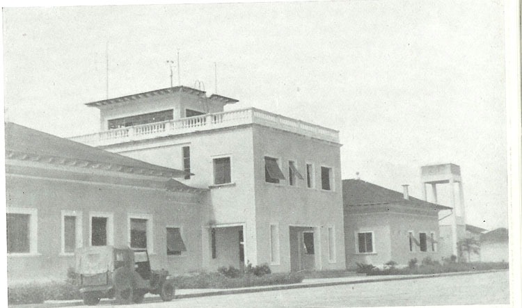 Terminal de pasajeros y torre de control aeropuerto de Bata 1950